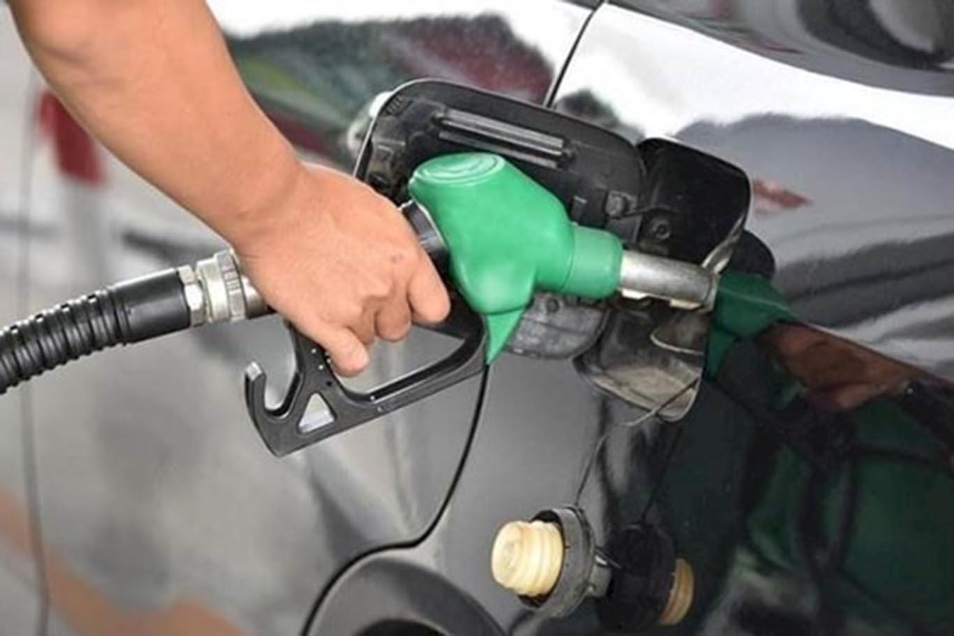 İran'da benzine yapılan yüzde 50 zamma tepki İran'da benzine yapılan yüzde 50 zamma tepki